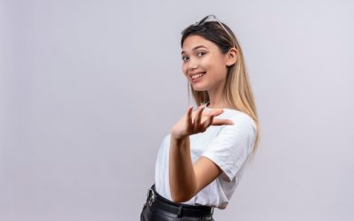 Trik membuka presentasi menarik saat public speaking yg bisa membuat para audiens terkesan.